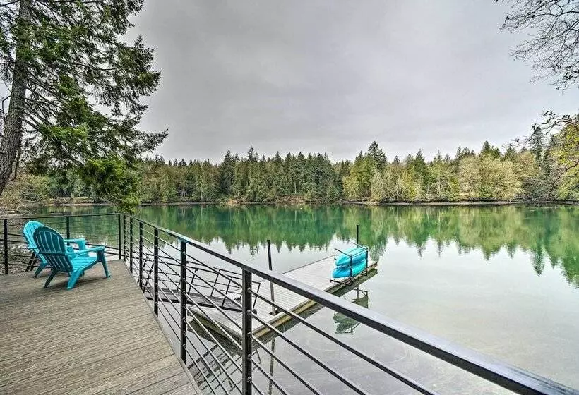 Dreamy Bayfront Cabin W/ View, Dock & Kayaks
