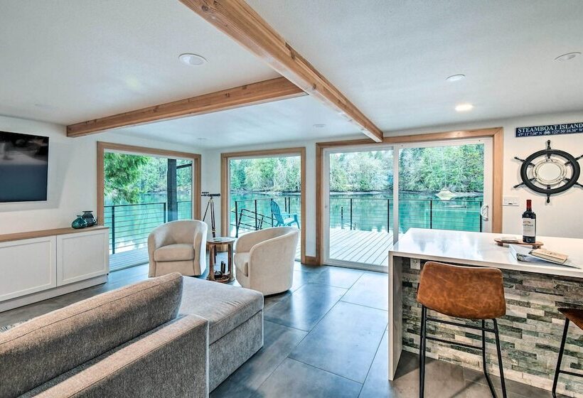 Dreamy Bayfront Cabin W/ View, Dock & Kayaks