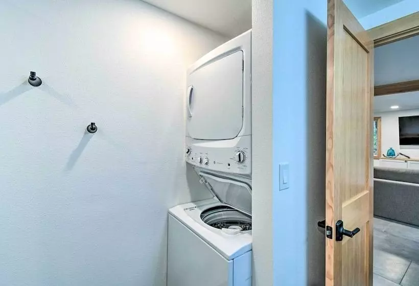 Dreamy Bayfront Cabin W/ View, Dock & Kayaks