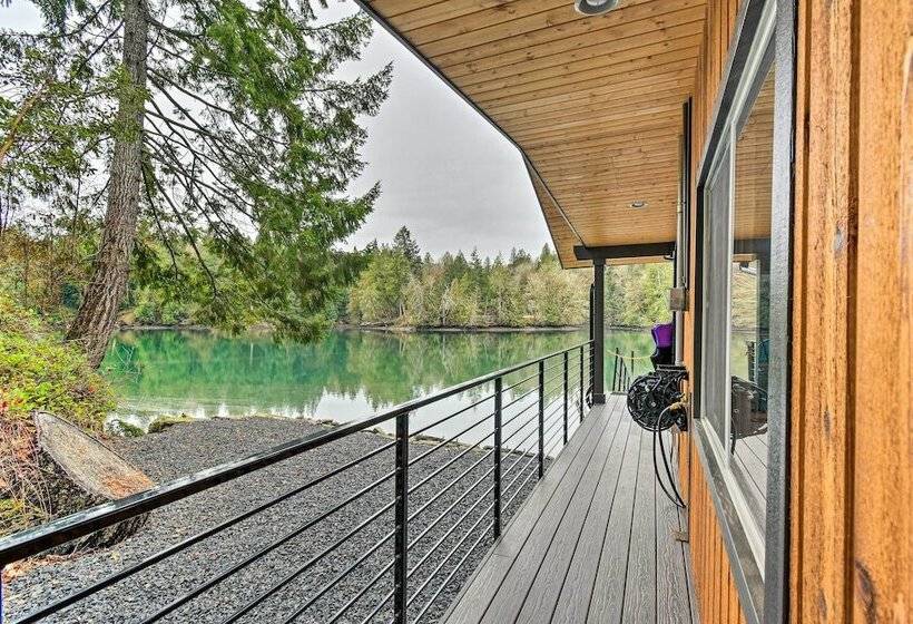 Dreamy Bayfront Cabin W/ View, Dock & Kayaks