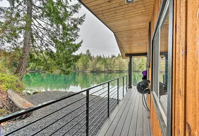 Dreamy Bayfront Cabin W/ View, Dock & Kayaks