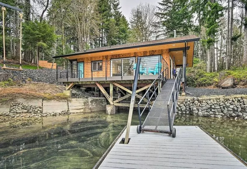 Dreamy Bayfront Cabin W/ View, Dock & Kayaks