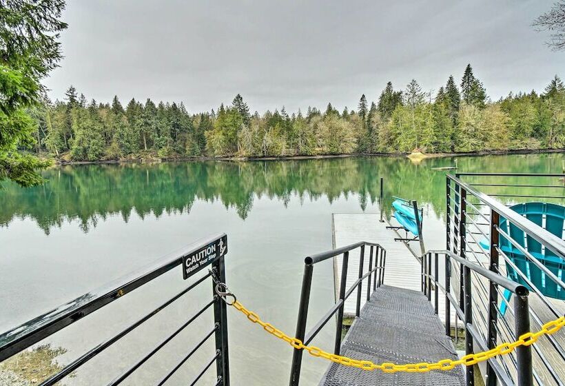 Dreamy Bayfront Cabin W/ View, Dock & Kayaks