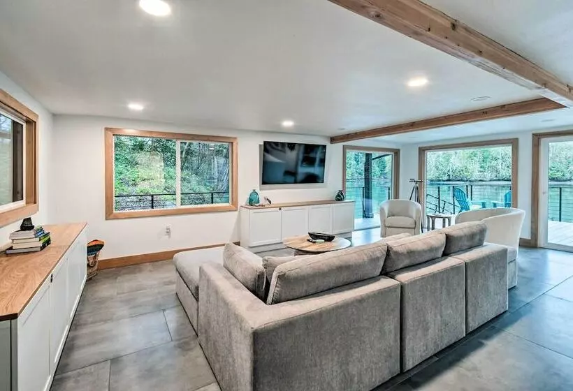 Dreamy Bayfront Cabin W/ View, Dock & Kayaks