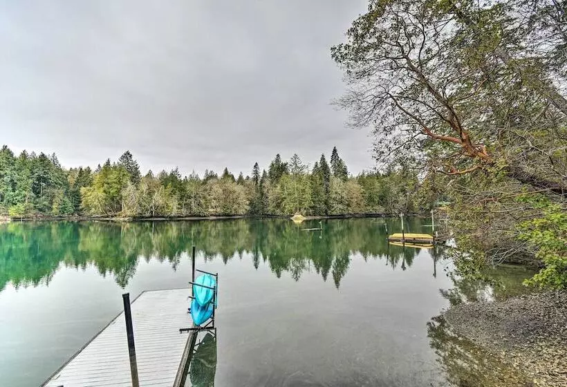 Dreamy Bayfront Cabin W/ View, Dock & Kayaks
