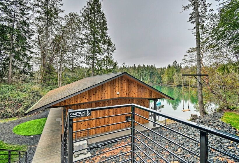 Dreamy Bayfront Cabin W/ View, Dock & Kayaks
