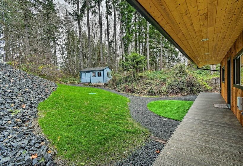 Dreamy Bayfront Cabin W/ View, Dock & Kayaks
