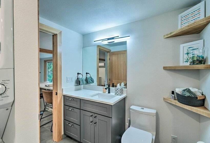 Dreamy Bayfront Cabin W/ View, Dock & Kayaks