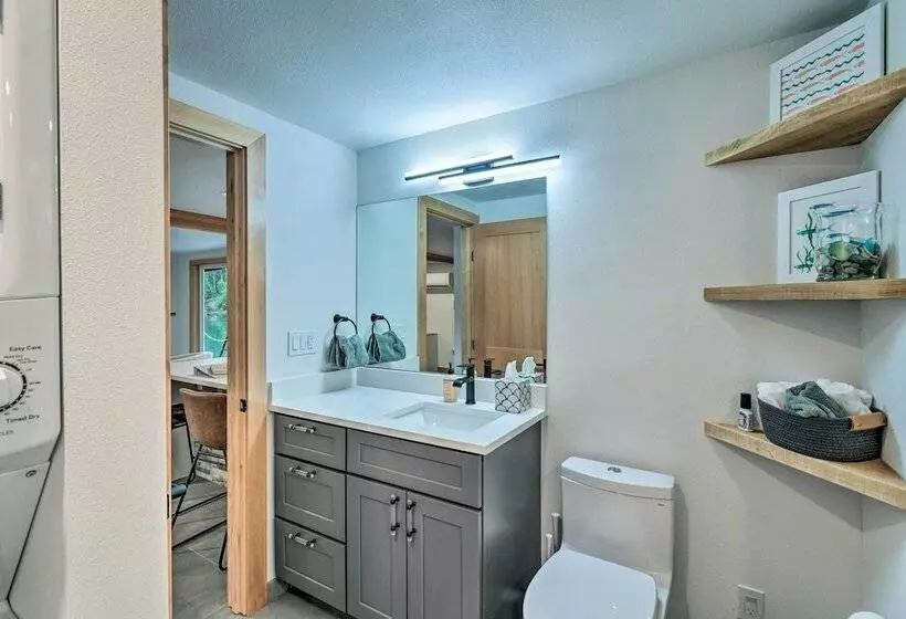 Dreamy Bayfront Cabin W/ View, Dock & Kayaks