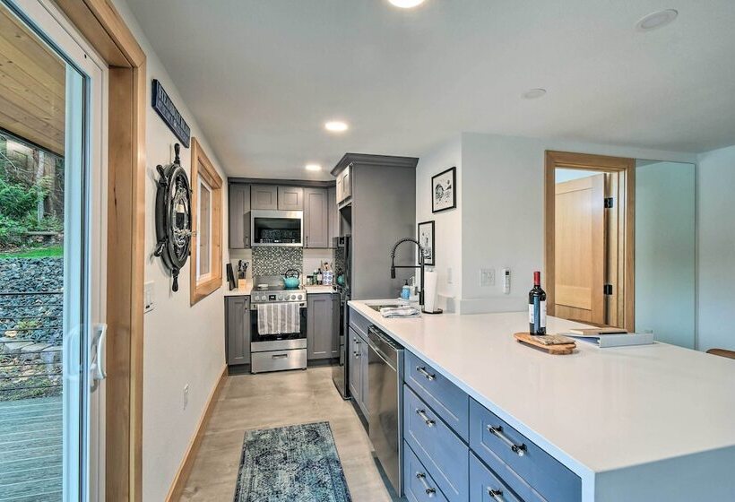 Dreamy Bayfront Cabin W/ View, Dock & Kayaks