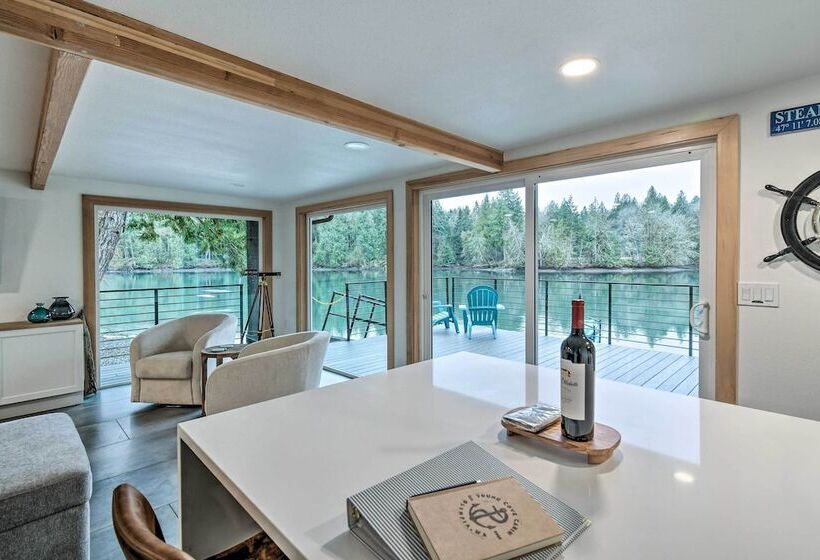 Dreamy Bayfront Cabin W/ View, Dock & Kayaks