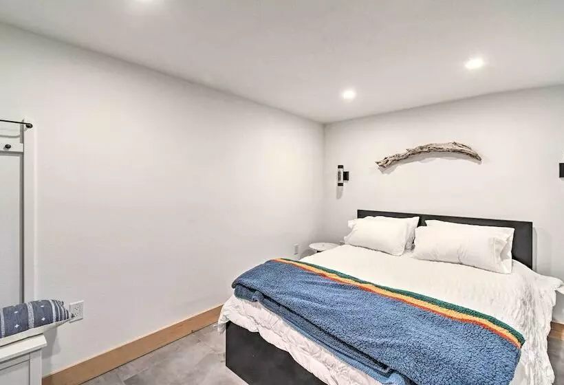 Dreamy Bayfront Cabin W/ View, Dock & Kayaks