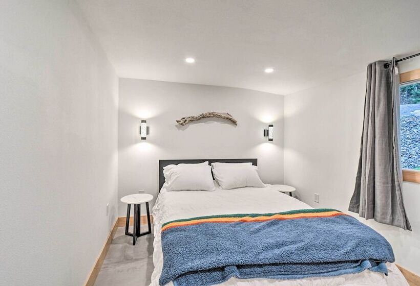 Dreamy Bayfront Cabin W/ View, Dock & Kayaks