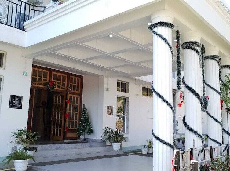 هتل La Nicholas Dei Da Kine Resort