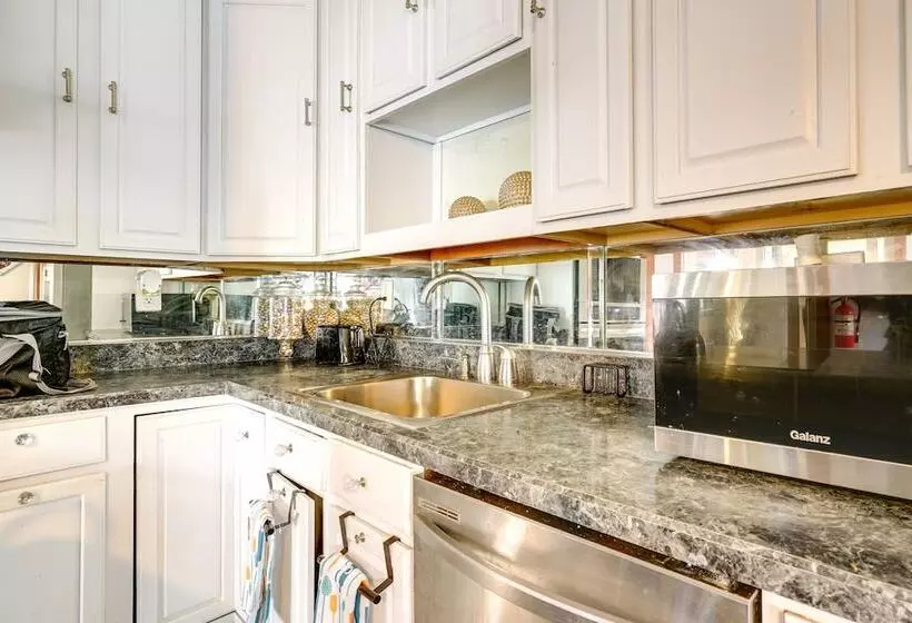 Lovely Ocean Gate Home < 1 Mi To Beach!
