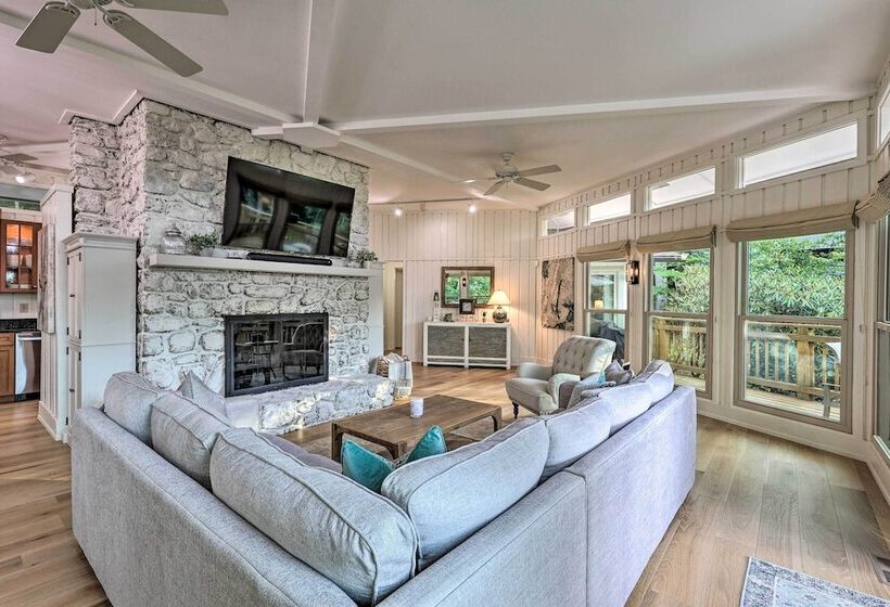 Sugar Mountain Escape W/ Deck & Mountain Views!