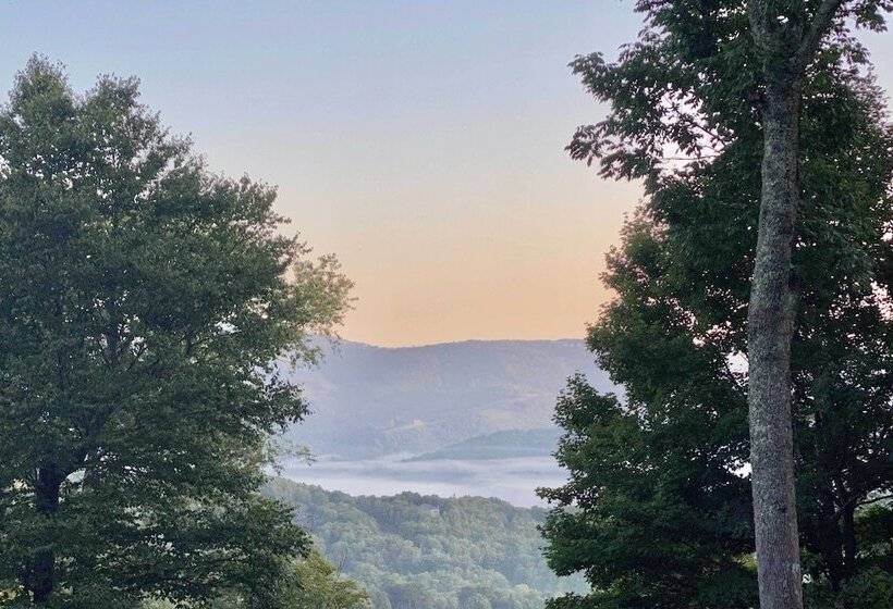 Sugar Mountain Escape W/ Deck & Mountain Views!