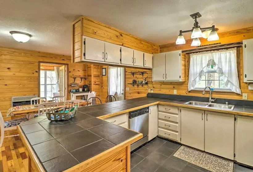 Mountain View Haven: Fire Pit + Large Deck!