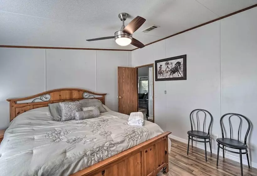 Palatka Hideaway W/ Fireplace & Private Porch