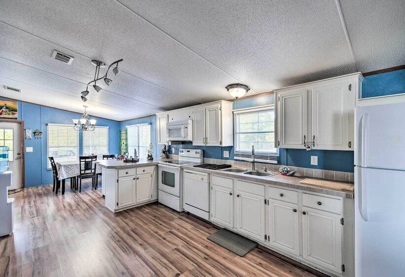 Palatka Hideaway W/ Fireplace & Private Porch