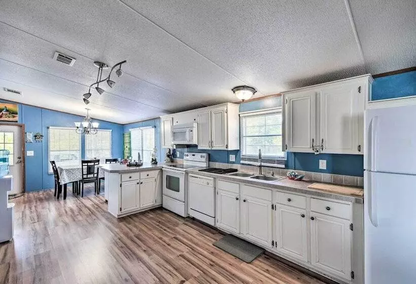 Palatka Hideaway W/ Fireplace & Private Porch