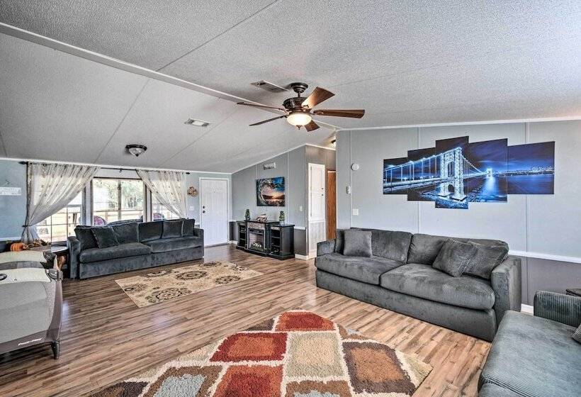 Palatka Hideaway W/ Fireplace & Private Porch