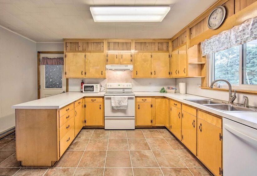 Peaceful Belleville Retreat W/ Farm Views!