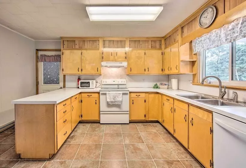 Peaceful Belleville Retreat W/ Farm Views!