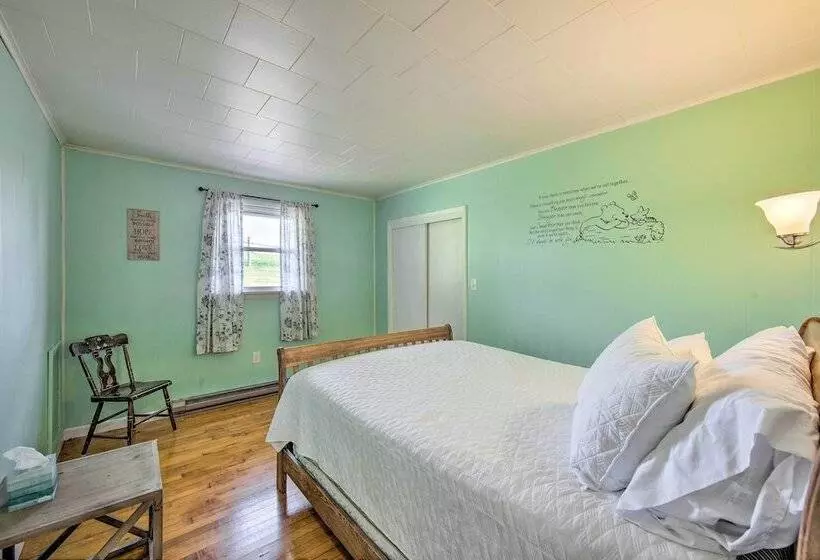 Peaceful Belleville Retreat W/ Farm Views!