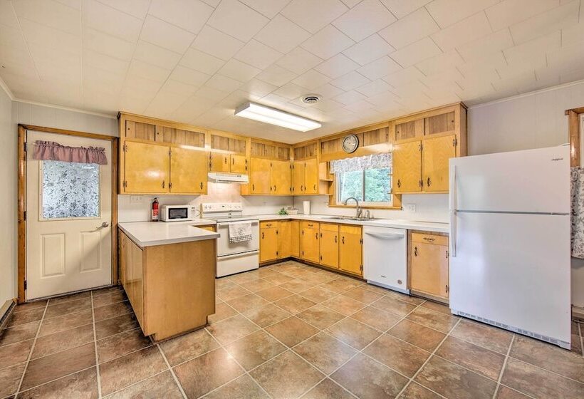 Peaceful Belleville Retreat W/ Farm Views!