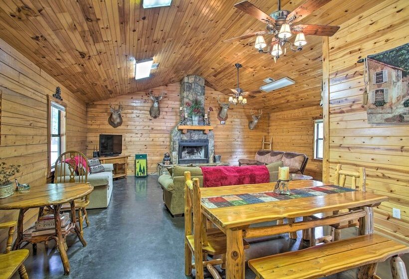 Peaceful Pet Friendly Retreat W/ Private Hot Tub!