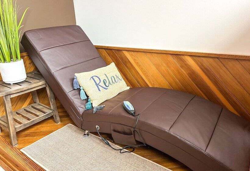 Private Spa, Fire Pit & Deck: Poconos Home!