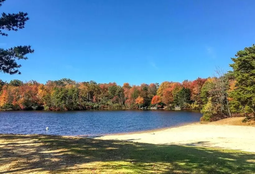 Private Spa, Fire Pit & Deck: Poconos Home!