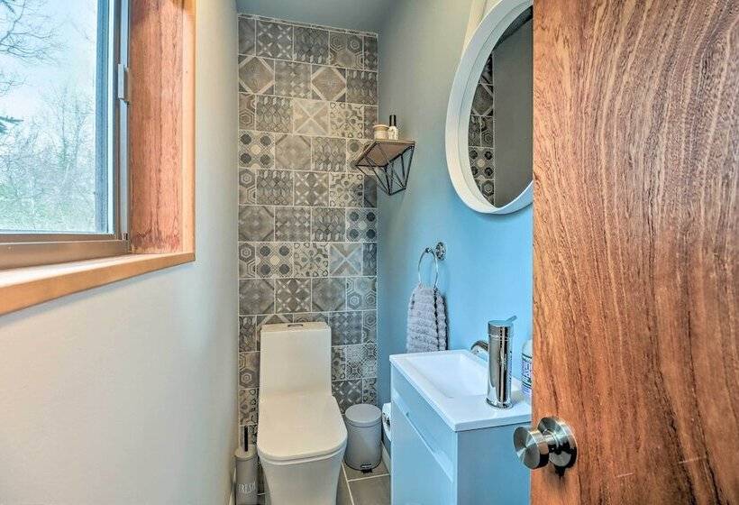 Private Spa, Fire Pit & Deck: Poconos Home!