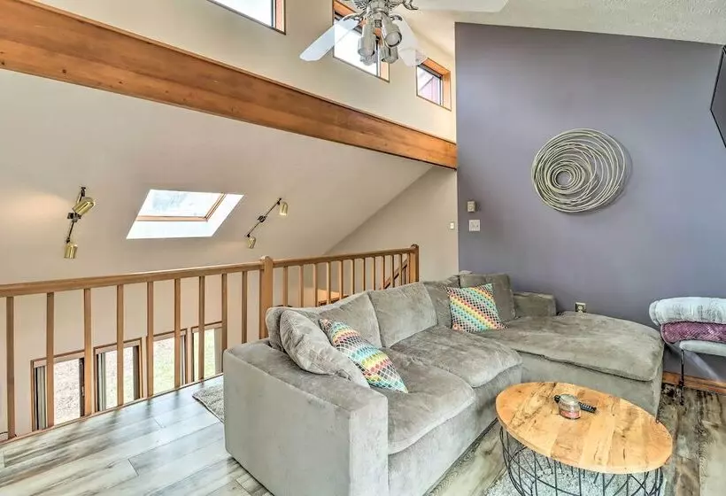 Private Spa, Fire Pit & Deck: Poconos Home!