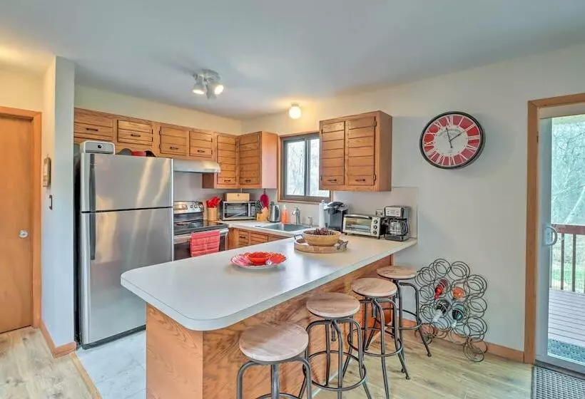 Private Spa, Fire Pit & Deck: Poconos Home!