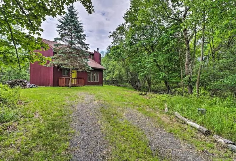 Private Spa, Fire Pit & Deck: Poconos Home!
