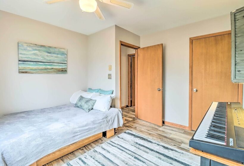 Private Spa, Fire Pit & Deck: Poconos Home!