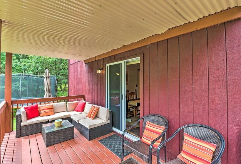 Private Spa, Fire Pit & Deck: Poconos Home!