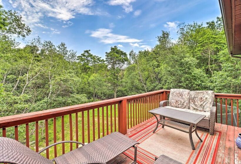 Private Spa, Fire Pit & Deck: Poconos Home!