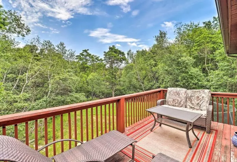 Private Spa, Fire Pit & Deck: Poconos Home!