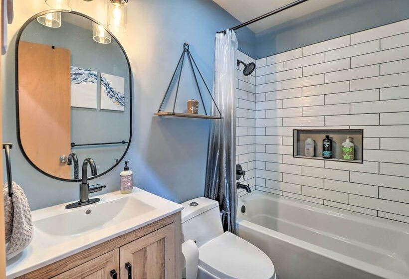 Private Spa, Fire Pit & Deck: Poconos Home!