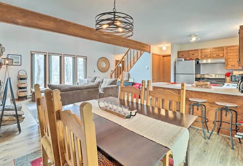 Private Spa, Fire Pit & Deck: Poconos Home!