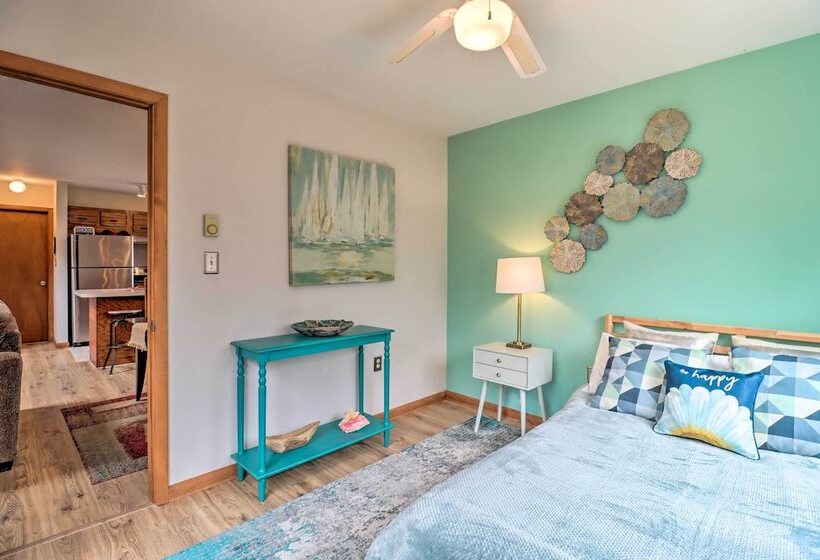 Private Spa, Fire Pit & Deck: Poconos Home!