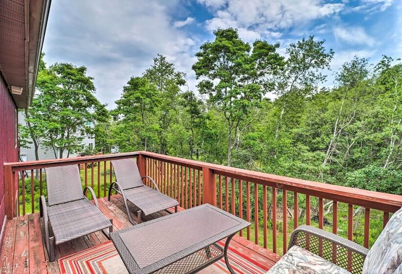 Private Spa, Fire Pit & Deck: Poconos Home!