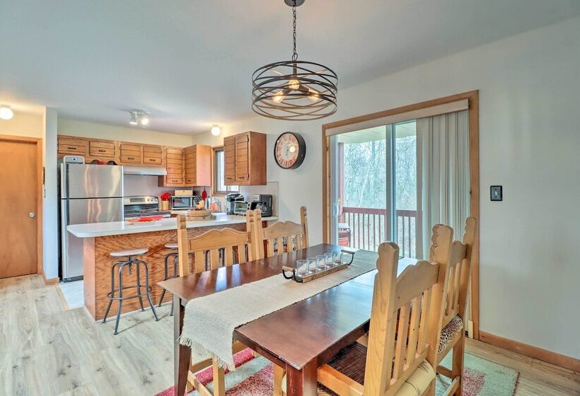 Private Spa, Fire Pit & Deck: Poconos Home!