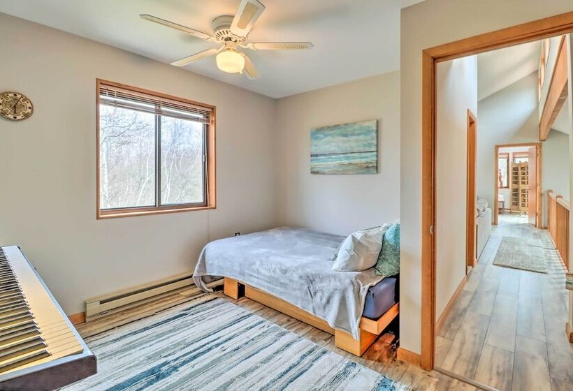 Private Spa, Fire Pit & Deck: Poconos Home!