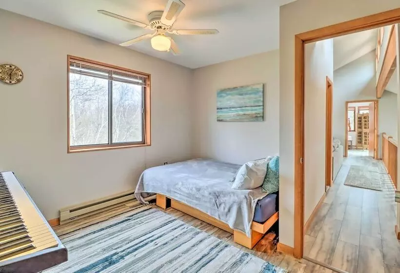 Private Spa, Fire Pit & Deck: Poconos Home!