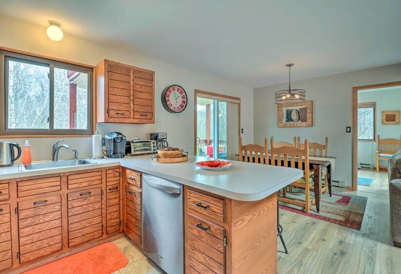 Private Spa, Fire Pit & Deck: Poconos Home!