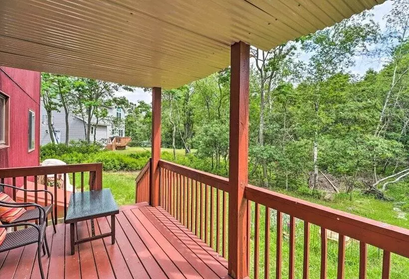 Private Spa, Fire Pit & Deck: Poconos Home!